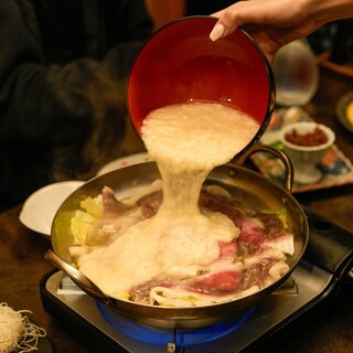 『名物！黒毛和牛とろろ鍋』