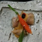 古屋旅館 - （先付）蛤　葱の鳥ハム巻辛子酢味噌添え　キャビア　姫人参の塩麹