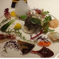 デフィ・ジョルジュマルソー - 唐津より届いた贅沢海の幸と春の自家菜園野菜サラダ
                  見た目もキレイですね。ジョルジュ系らしいお料理です。