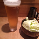 焼鳥 みずき - 生ビール(一番搾り、600円)と箸休めのキャベツ