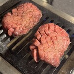 お肉一枚売りの焼肉店 焼肉とどろき - 名物厚切りタン