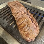 お肉一枚売りの焼肉店 焼肉とどろき - ファイヤーステーキは焼き目をつけます