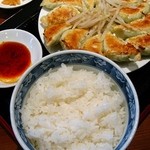 むつぎく - 餃子中(12個)720円+ライス200円