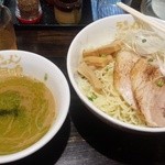 ラーメン海鳴 - つけ麺　バジルとチーズのイタリアンオイル　サイズ盛