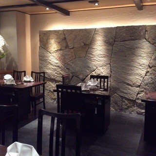 【ホール席】上質な空間が広がる店内にはゆったりと座れるテーブル席をご用意