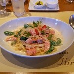 ヒロッシーニ - スナップエンドウとサーモンのクリームパスタ