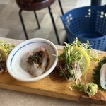 とろわる - ●刺し盛り5点セット　1390円　
いさき、鰤、鯛、鰹、カワハギの5種×2