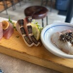とろわる - ●刺し盛り5点セット　1390円　
いさき、鰤、鯛、鰹、カワハギの5種×2