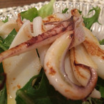 ラディーチェ - 前菜の焼きイカの乗ったサラダ