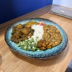 ラピスカレー - ナスとじゃがいもとポーク&えびキーマのあいがけカレー1350円