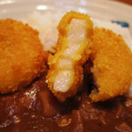 ビールカレーに乗っているコロッケの断面