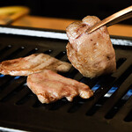 とり焼肉 鶏福 - 料理写真:焼肉シーン