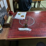 めん房 新月亭 - 混んでいるのにテーブル席に１人は恐縮します