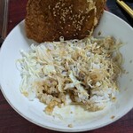 めん房 新月亭 - ご飯の上に千切りキャベツ