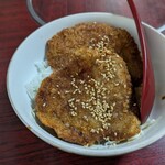 めん房 新月亭 - 何故かカツにゴマがかかってる