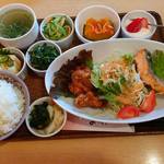 カフェレストりん - サーモンの香草焼き。とりの香味唐揚げ。南瓜のうま煮。蒟蒻&キュウリの酢つけ。春菊のナムル。冷奴。デザート。
      香煎鮭魚片。塩酥炸鷄。素煮南瓜。凉拌春菊。酢汁蒟蒻&小黄瓜。凉豆腐。甜点