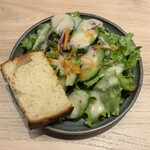 キリュクリュ - サラダ、バゲット