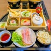 ゆず庵 - 手前中央の豚肉、水菜、エノキとうどんをしゃぶしゃぶして頂きます。左下は天つゆ。その上はしゃぶしゃぶの薬味。結構なボリュームで熱くて美味い料理です。単品￥1190なら絶対にお薦めです。
