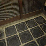 森のおはな - 玄関土間には、ひびが入ってしまった溶岩プレートがタイルのように再利用されてます