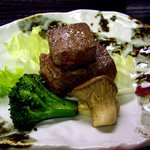 旅亭 萬葉 - 強肴　和牛サイコロステーキ、サニーレタス、、ブロッコリー、エリンギ、大根おろし山葵、ステーキソース添え.JPG