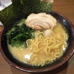 喜多見家 - ラーメン（醤油豚骨、硬め、脂と濃さは普通）