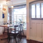 モンテ - 店内のテーブル席の風景です