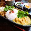 旧ヤム邸 - 料理①「発酵キャベツ仕立て ドイツ式牛豚キーマ カリフラワーのディルソース添え×やさしい甘さのバナナチキンのスパイスカレー」パクチートッピングで。