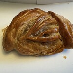 シャトレーゼ - 料理写真:アップルパイ４２１円。  濃厚バター香るサクサクパイにとろーりジューシーなリンゴがたっぷり入ってます。