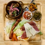 タモーチェ - 1650円：3種コンボのトルティーヤ
・ソーセージ
・豚肉+炒め野菜、葱香味ソース
・12ケ熟成ハモンセラーノ、本日のチーズ