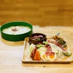 タモーチェ - 1650円：3種コンボのトルティーヤ
・ソーセージ
・豚肉+炒め野菜、葱香味ソース
・12ケ熟成ハモンセラーノ、本日のチーズ