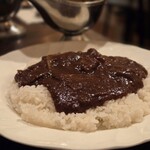 Cuit Bonne - 玉ねぎの甘みと、和牛特有の濃厚な脂の香りがガツンときます！『お肉の旨味が溶け込んだ重厚なカレーを食べている』という満足感がすごいです。