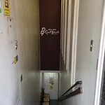 Cuit Bonne - この細い階段を地下へ降りていきます。