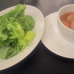 シャンデリア テーブル - ランチのグリーンサラダとスープ