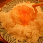 天ぷらめし 金子半之助  - 御飯の上に玉子の天ぷら入刀！！