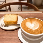 ブルーボトルコーヒー - 料理写真:カフェラテとレモンポピーシードパウンドケーキ