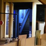 シシリヤ - カウンターから見える外のブルーの階段