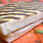 ファミリーマート - クリームが上部と真ん中２層にイン　意外と美味しい☆♪