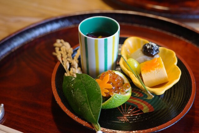 明治時代 本金 蒔絵 梨子地 若松図 丸盆 八寸五分 日本料理 料亭 割烹 ③ 割烹 まつ㐂 - 近鉄奈良/日本料理 | 食べログ