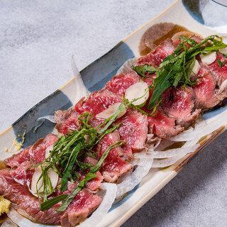 「炭焼き牛たたき」絶妙な火入れで炙り肉の旨みを凝縮