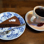 デザートはランチに付いていて、珈琲は+200円でした。