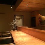 御料理 堀川 - カウンター席（桜の木のカウンター）