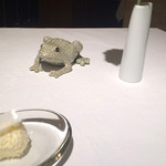 ロドラント ミノルナキジン - テーブルにカエルちゃん