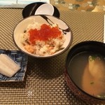 知床第一ホテル - 〆のごはん。いくらが乗っています。貝のお澄ましもおいしい。