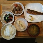 おうちDELI - 一汁三菜が良いですよね❤筑前煮、ワカメとタコの酢の物、納豆入り玉子焼き❤