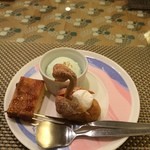 知床第一ホテル - デザート　白鳥型のシュークリーム