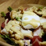 ルコックロティ - つくば鶏の燻製とポーチド・エッグのリヨネーズサラダSサイズ