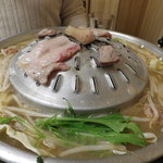 Butaya - ジンギスカン鍋っぽい、オリジナル鍋ですね　<*´ー｀>