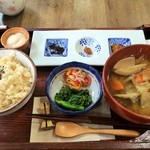 okomedainingumedakanogakkou - メダカのがっこう定食（ごはんお味噌汁おかわり自由）