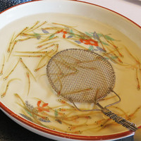 三四郎 - 踊り食い用の活白魚の登場です。
                これで2人前です。
                け、結構沢山いるなぁ…。