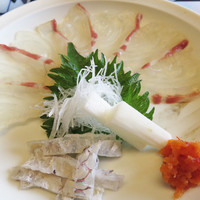 三四郎 - 鯛の薄造りがやってきました。
                  よく寝かされてあり、しっとりとした味わいです。
                  こちらの名物の鯛茶膳もきっと美味しいでしょうね。